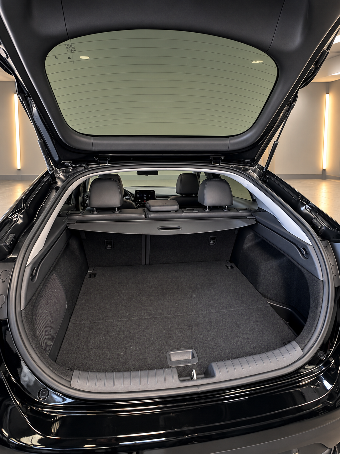 Porta-malas aberto do Hyundai Ioniq preto com os bancos traseiros em posição normal